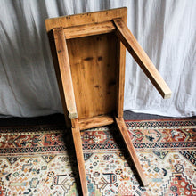 Charger l'image dans la galerie, Table en pin ancienne