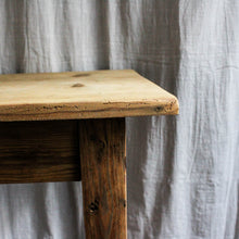 Charger l'image dans la galerie, Table en pin ancienne