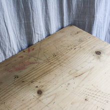 Charger l'image dans la galerie, Table en pin ancienne