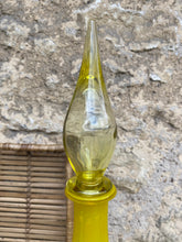 Charger l'image dans la galerie, Carafe en verre soufflé jaune