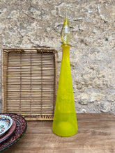 Charger l'image dans la galerie, Carafe en verre soufflé jaune