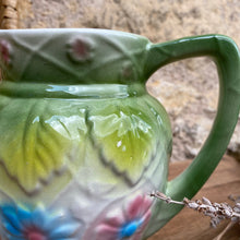 Charger l'image dans la galerie, Pichet en barbotine vintage