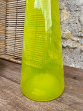 Charger l'image dans la galerie, Carafe en verre soufflé jaune