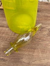Charger l'image dans la galerie, Carafe en verre soufflé jaune