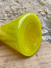 Charger l'image dans la galerie, Carafe en verre soufflé jaune