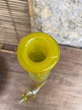 Charger l'image dans la galerie, Carafe en verre soufflé jaune