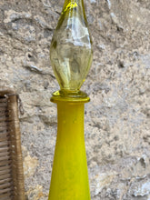 Charger l'image dans la galerie, Carafe en verre soufflé jaune