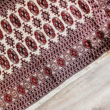 Charger l'image dans la galerie, Tapis oriental en laine vintage