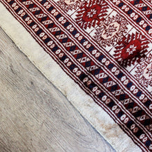 Charger l'image dans la galerie, Tapis oriental en laine vintage