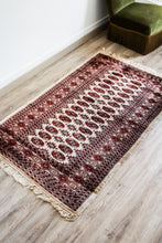 Charger l'image dans la galerie, Tapis oriental en laine vintage