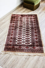 Charger l'image dans la galerie, Tapis oriental en laine vintage