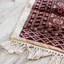 Charger l'image dans la galerie, Tapis oriental en laine vintage