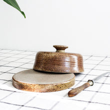 Charger l'image dans la galerie, Beurrier, cloche à fromage en grès vintage