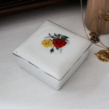Charger l'image dans la galerie, Petite boîte à bijoux vintage en porcelaine