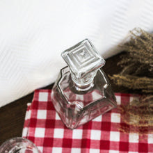 Charger l'image dans la galerie, Carafe en verre vintage