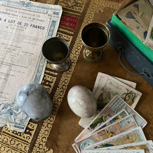 Charger l'image dans la galerie, Œufs en onyx et leur coquetier vintage