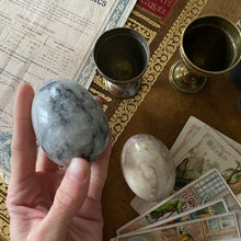 Charger l'image dans la galerie, Œufs en onyx et leur coquetier vintage