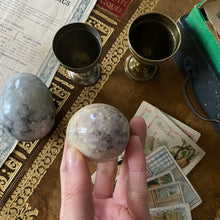 Charger l'image dans la galerie, Œufs en onyx et leur coquetier vintage