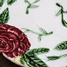 Charger l'image dans la galerie, Assiettes en barbotine anciennes