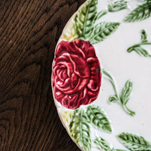 Charger l'image dans la galerie, Assiettes en barbotine anciennes