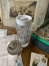 Charger l'image dans la galerie, Shaker en verre vintage