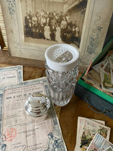 Charger l'image dans la galerie, Shaker en verre vintage