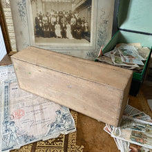 Charger l'image dans la galerie, Boite en bois d'artisan vintage