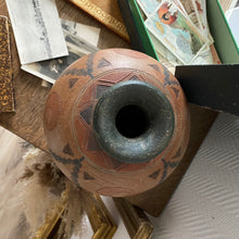 Charger l'image dans la galerie, Vase en terre cuite vintage
