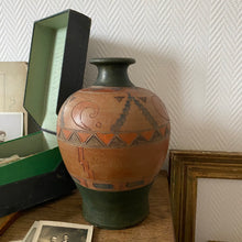 Charger l'image dans la galerie, Vase en terre cuite vintage
