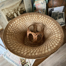 Charger l'image dans la galerie, Chapeaux asiatiques vintage