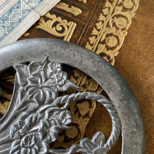 Charger l'image dans la galerie, Boite à bijoux en verre et étain vintage