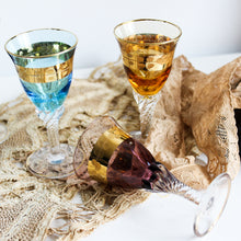 Charger l'image dans la galerie, verres à liqueur colorés anciens 
en cristal orange violet