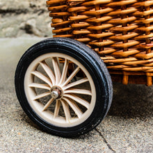 Charger l'image dans la galerie, Chariot à roulettes en osier vintage