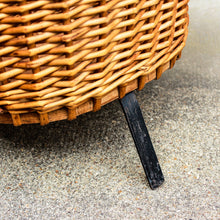 Charger l'image dans la galerie, Chariot à roulettes en osier vintage