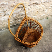 Charger l'image dans la galerie, Chariot à roulettes en osier vintage
