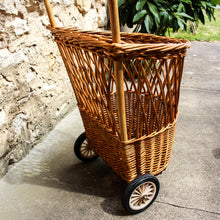 Charger l'image dans la galerie, Chariot à roulettes en osier vintage