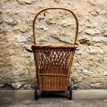 Charger l'image dans la galerie, Chariot à roulettes en osier vintage