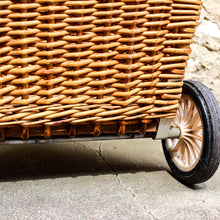 Charger l'image dans la galerie, Chariot à roulettes en osier vintage