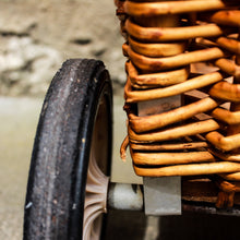 Charger l'image dans la galerie, Chariot à roulettes en osier vintage