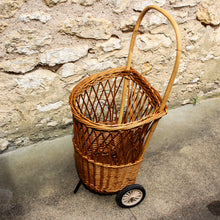 Charger l'image dans la galerie, Chariot à roulettes en osier vintage