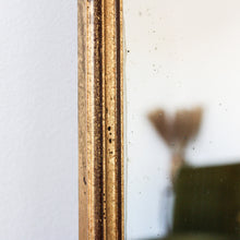 Charger l'image dans la galerie, Grand miroir mural doré en bois et plâtre vintage