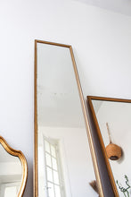 Charger l'image dans la galerie, Grand miroir mural doré en bois et plâtre vintage