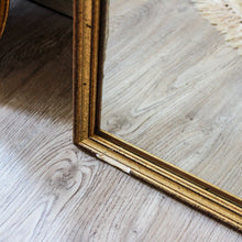 Charger l'image dans la galerie, Grand miroir mural doré en bois et plâtre vintage