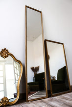 Charger l'image dans la galerie, Grand miroir mural doré en bois et plâtre vintage