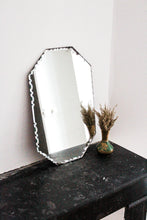 Charger l'image dans la galerie, Miroir biseauté ancien piqué