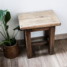 Charger l'image dans la galerie, Tabouret ancien en bois patiné