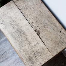 Charger l'image dans la galerie, Tabouret en chêne massif vintage