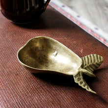Charger l'image dans la galerie, Cendrier en laiton vintage poire