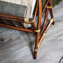 Charger l'image dans la galerie, Porte-revues en rotin vintage