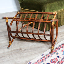 Charger l'image dans la galerie, Porte-revues en rotin vintage